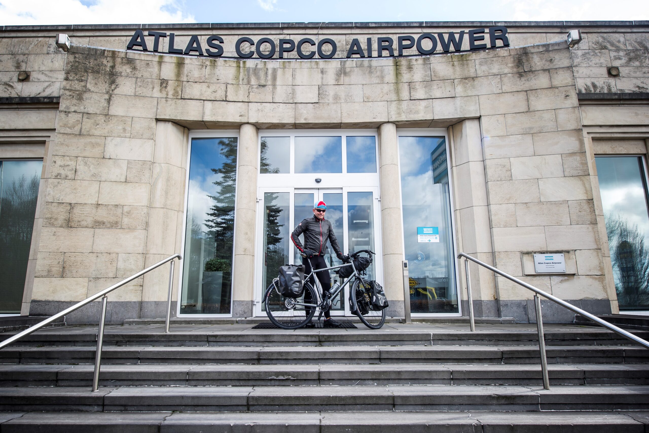 Luc Apers uit Boom fietst rond de Noordzee voor goede doel