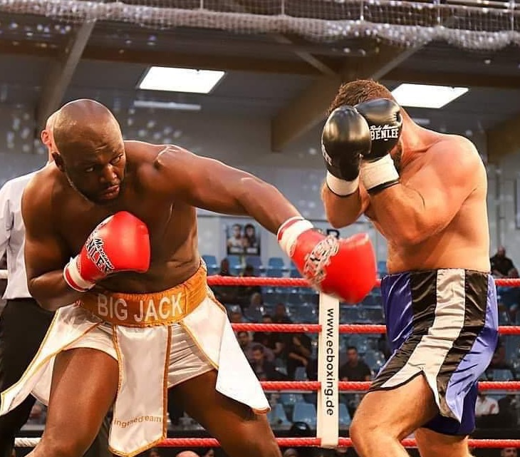 Hemiksemse ‘Big Jack’ Mulowayi is beste bokser van het land:  “Ik kan als zwaargewicht zeker nog vijf jaar mee”
