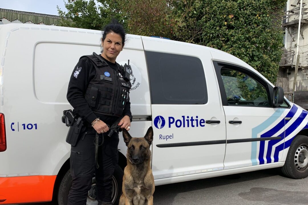 Bieke Schutijser aan de slag als hondengeleider bij de Politiezone Rupel. Jan BOEY