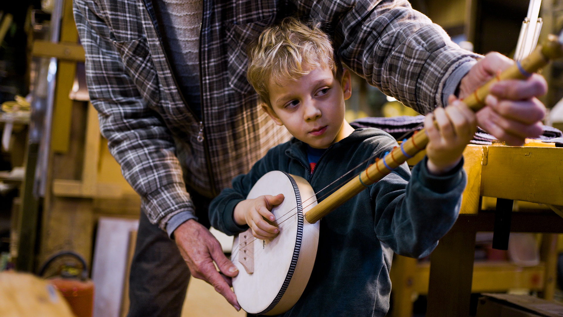 Lieven brengt in atelier ‘STRinGstruments’ muziek tot leven met workshops instrumentenbouw
