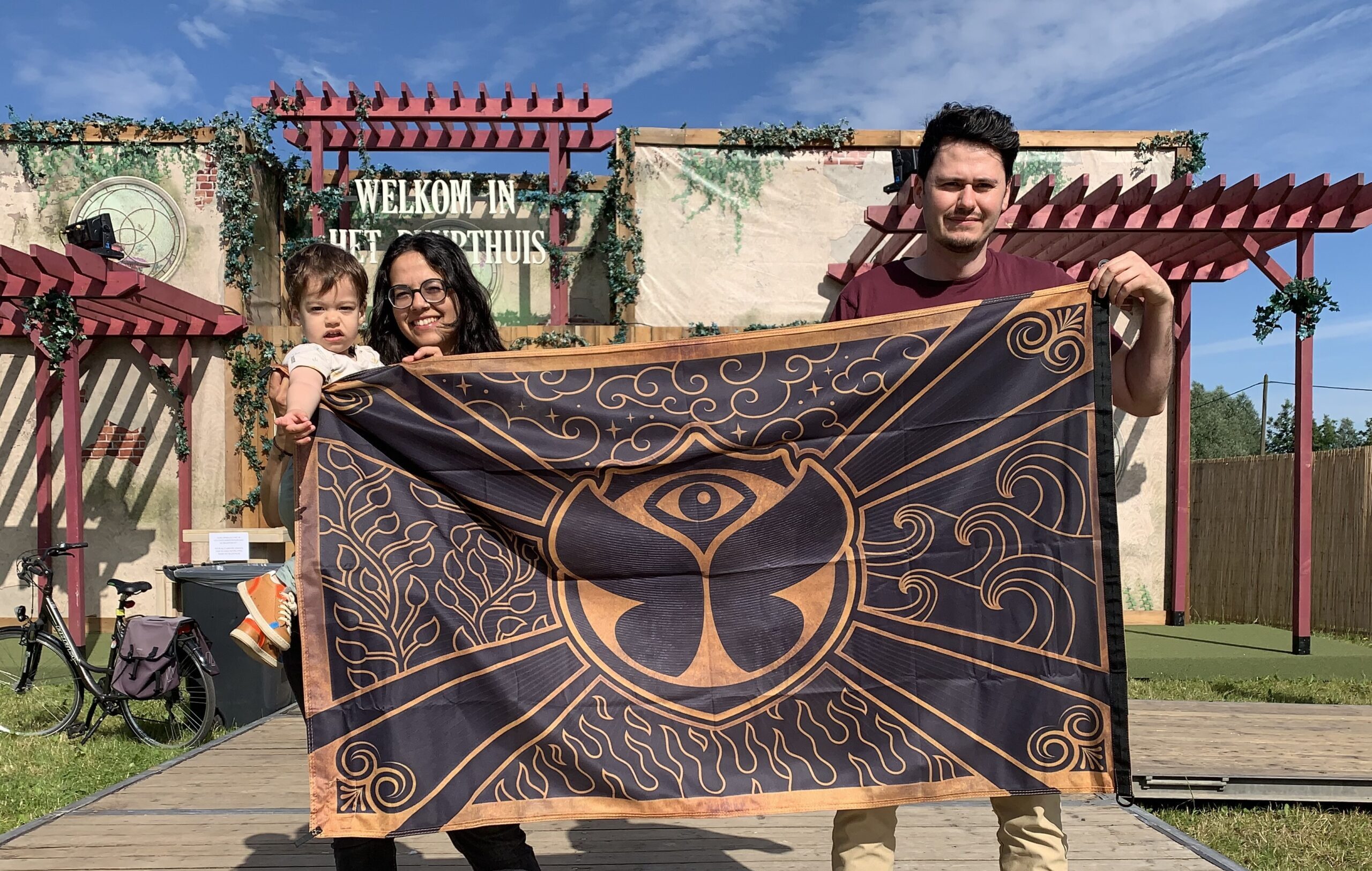 Van je drinkbeker tot de Tomorrowland-vlag ‘20 jaar’ voor buurt en de wereld