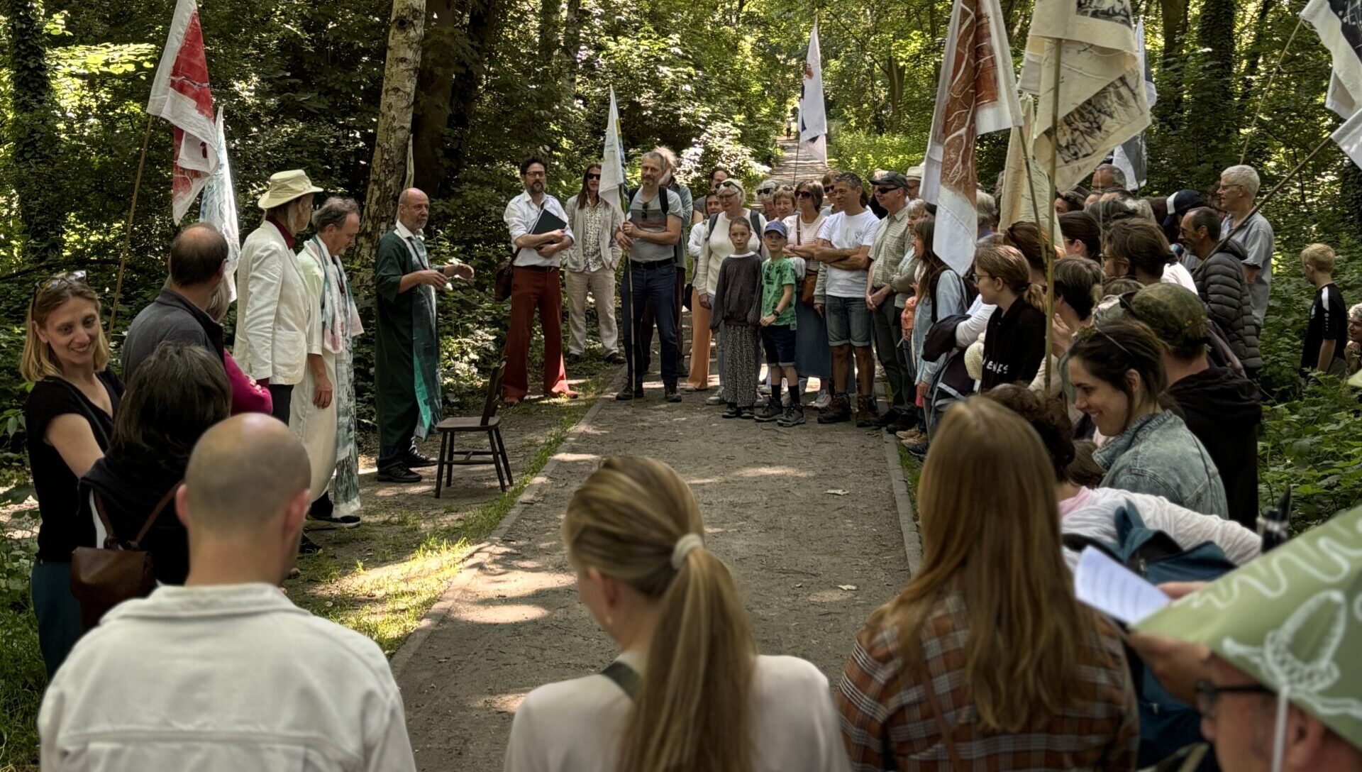 Gebermte viert opnieuw de spoorwegbermen van Mortsel en Wilrijk met nieuwe theaterwandeling