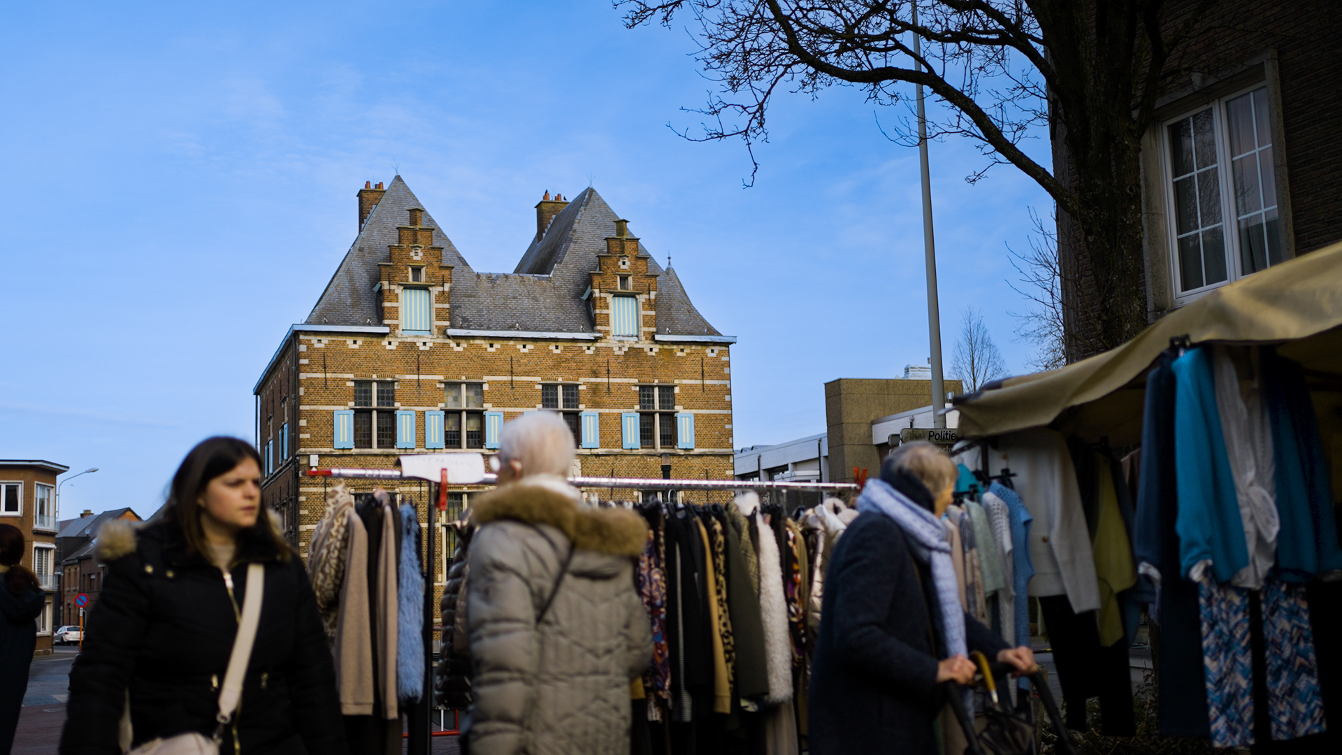Tussen de kramen en de gesprekken: het warme leven op de markt