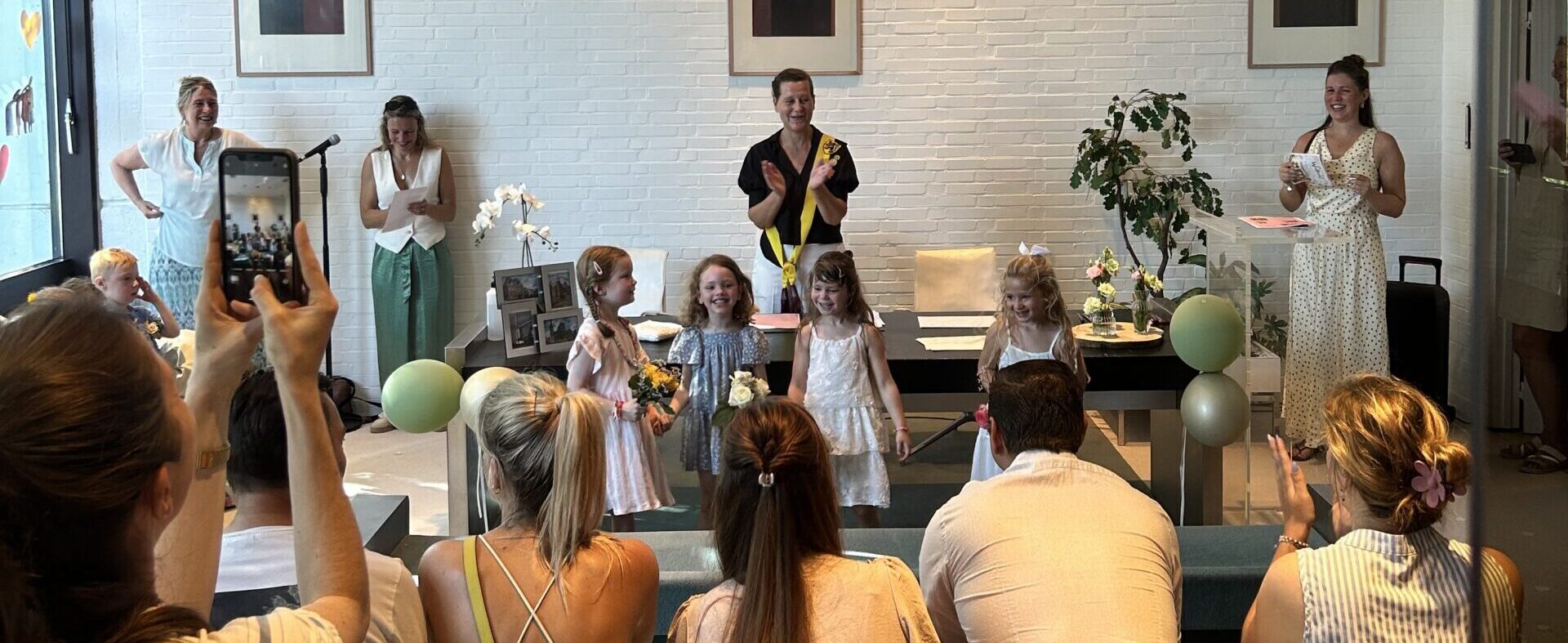 Kinderen uit de Kikkerklas geven elkaar het jawoord