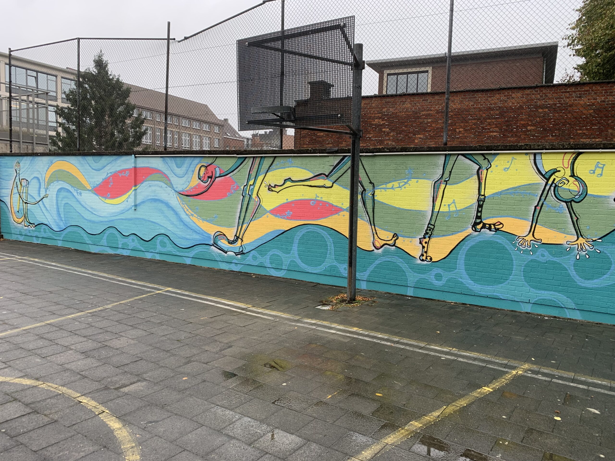 Leerlingen geven speelplaats OLVI Boom kleur